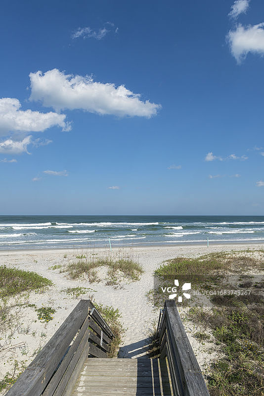 美国佛罗里达州新士麦那海滩的木制栈道图片素材