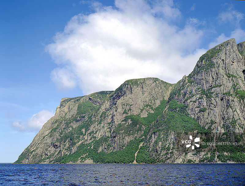 加拿大纽芬兰格罗斯莫讷国家公园西布鲁克池塘上的朗格山脉古老岩石形成陡峭的悬崖图片素材