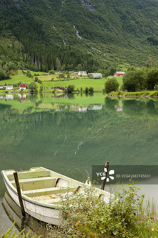 挪威奥尔登湖上划艇乡村场景图片素材