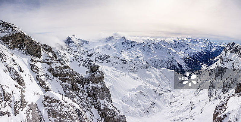 白雪覆盖的风景和低云，铁力士山，瑞士图片素材