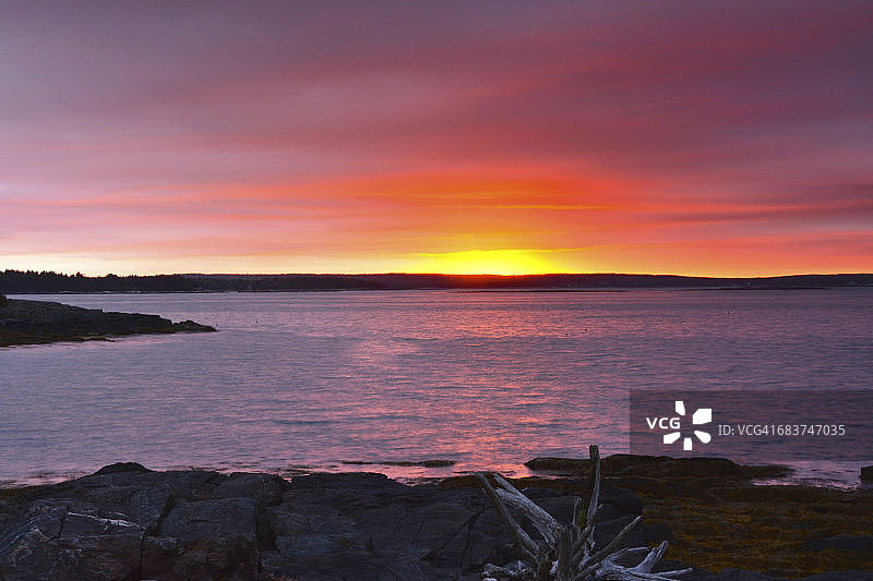 美国新英格兰缅因州哈普斯韦尔大岛日出时分的卡斯科湾图片素材
