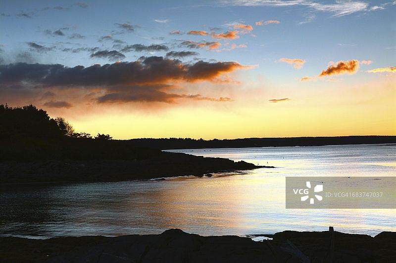美国新英格兰缅因州哈普斯韦尔大岛日出时分的卡斯科湾图片素材