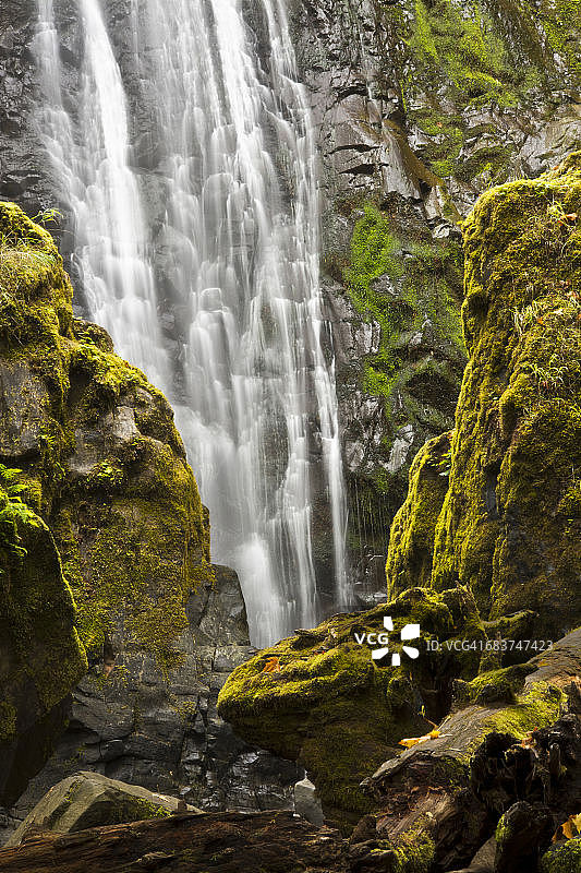 美国俄勒冈州乌姆普夸国家森林苏珊溪瀑布的迷人景色图片素材