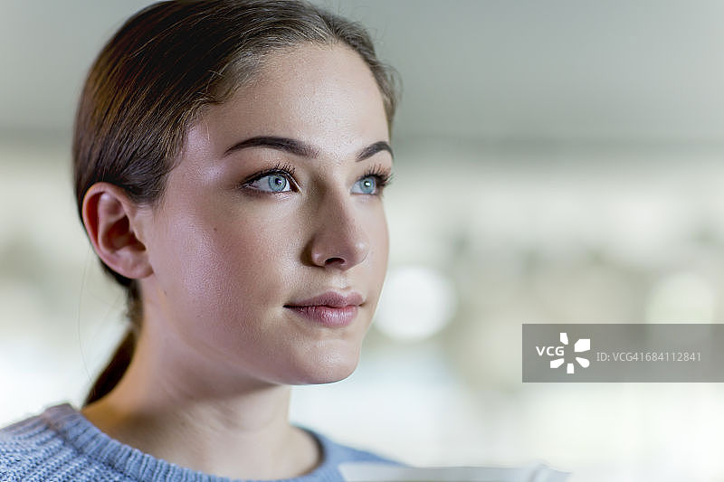 凝视远方的美丽女人图片素材