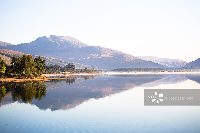 苏格兰北部洛卡伦的清晨薄雾图片素材