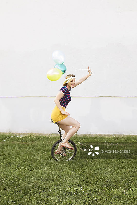 年轻女人骑独轮车图片素材