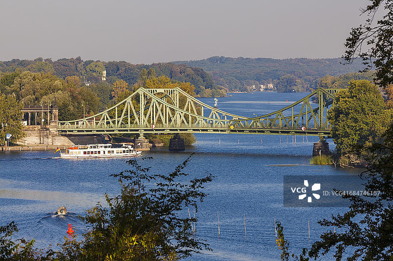 格林尼克桥上的游览船图片素材