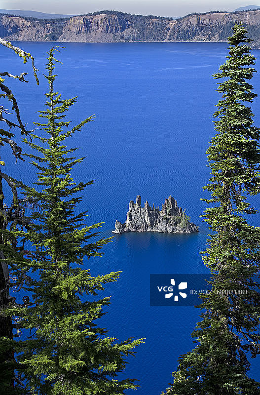 火山口湖中的幽灵船图片素材