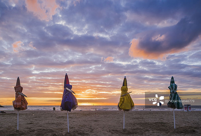 日落时分典型的海滩遮阳伞图片素材