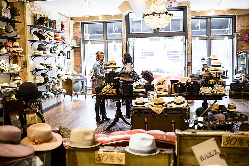 在帽子店购物的女人图片素材
