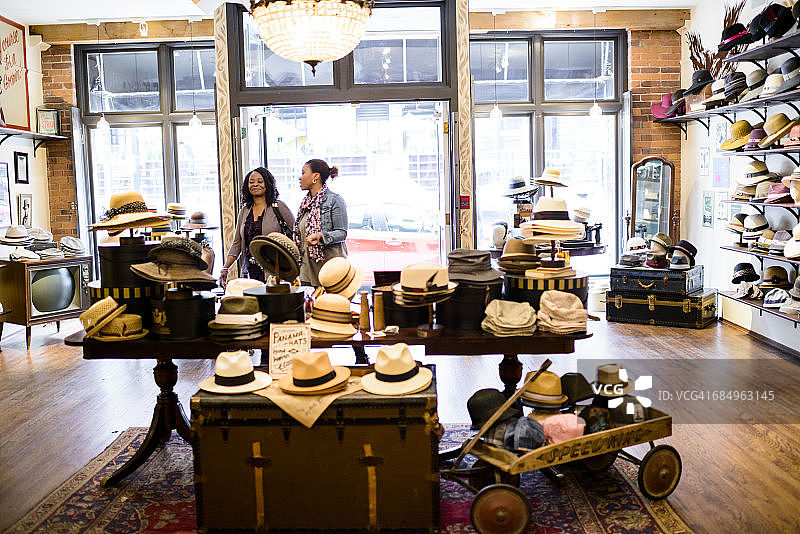 走进帽子店的女人图片素材