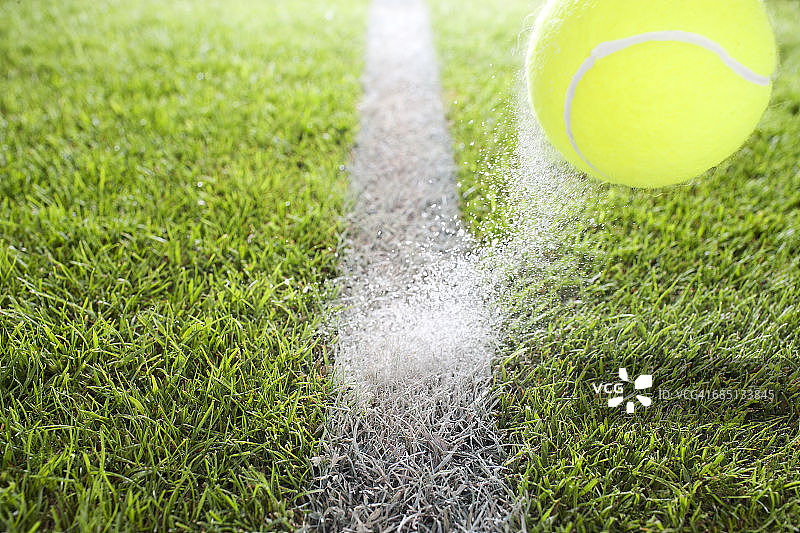 网球击打白线特写图片素材