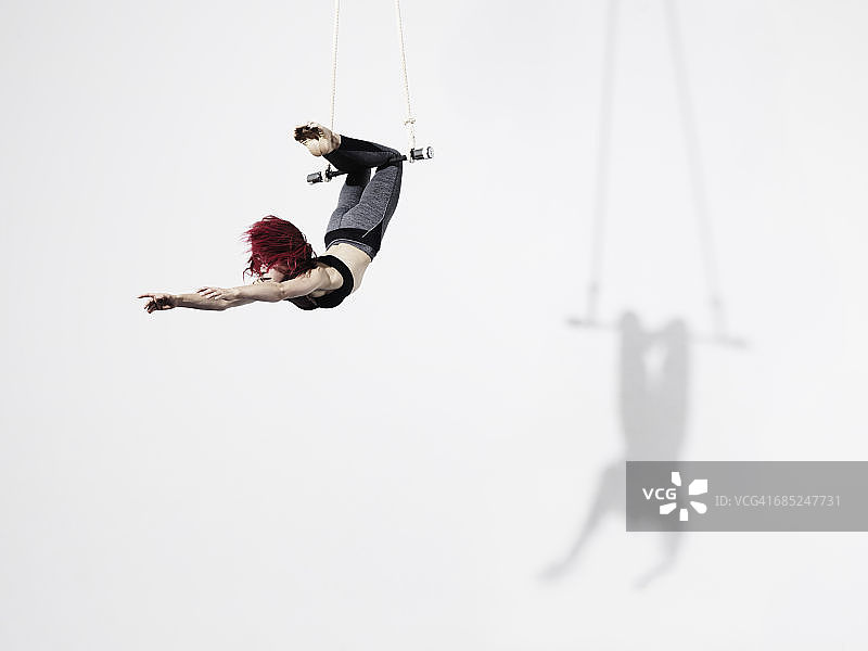 马戏团空中飞人图片素材