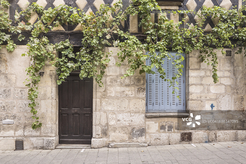 法国布尔日藤蔓覆盖的房屋图片素材