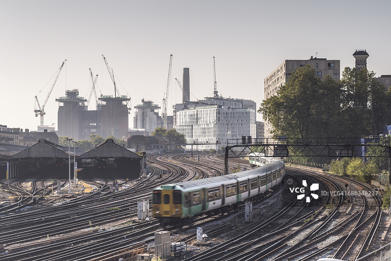 前往伦敦维多利亚车站的火车图片素材