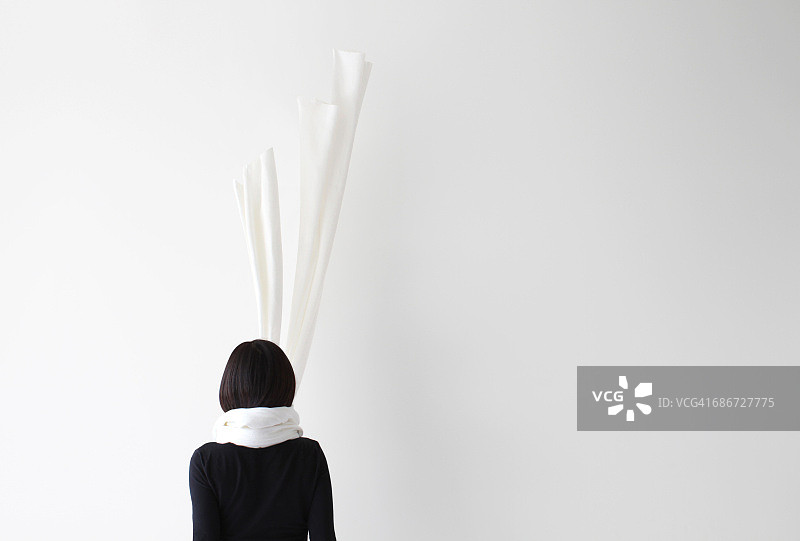 围巾飘起的女子背影图片素材