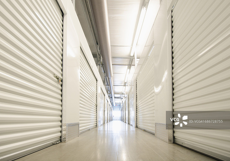 一排自助仓储单元图片素材