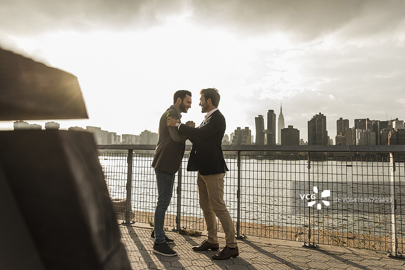 美国纽约市：在东河会面的两位商人图片素材