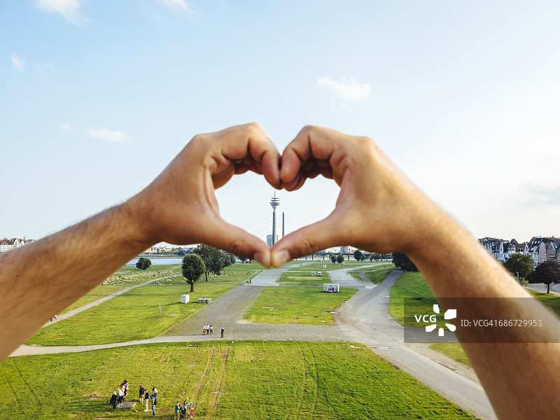 德国杜塞尔多夫：双手比心，莱茵塔为背景图片素材