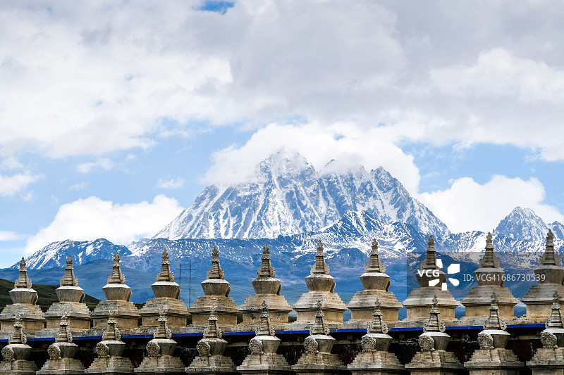 中国四川亚拉神山寺庙图片素材