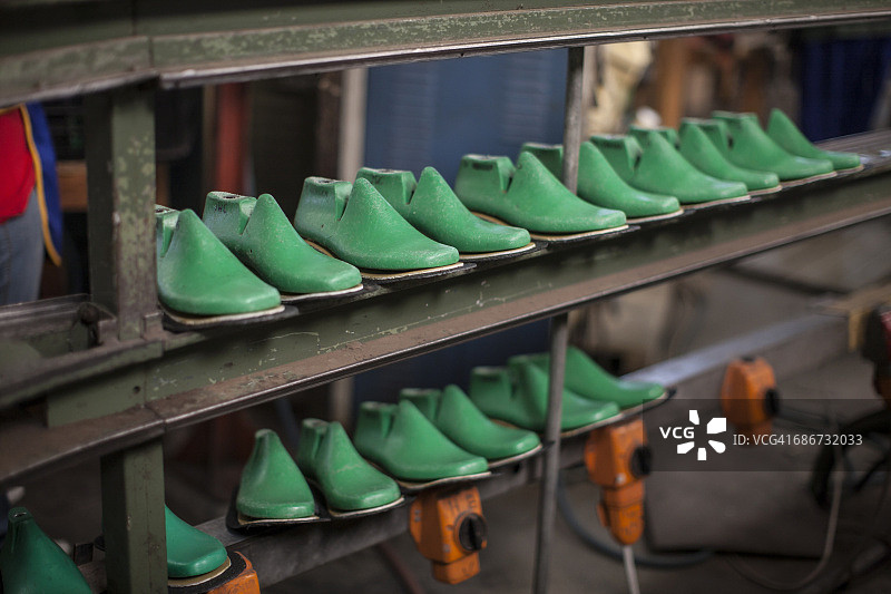 鞋匠作坊里架子上的鞋楦图片素材