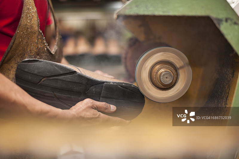 鞋匠在工作室制作鞋子图片素材