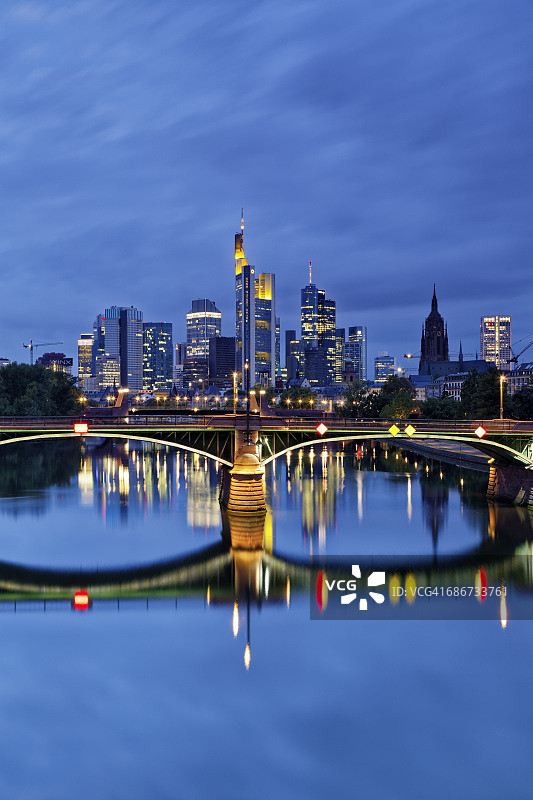 德国黑森州法兰克福金融区天际线与伊格纳茨·布比斯桥图片素材