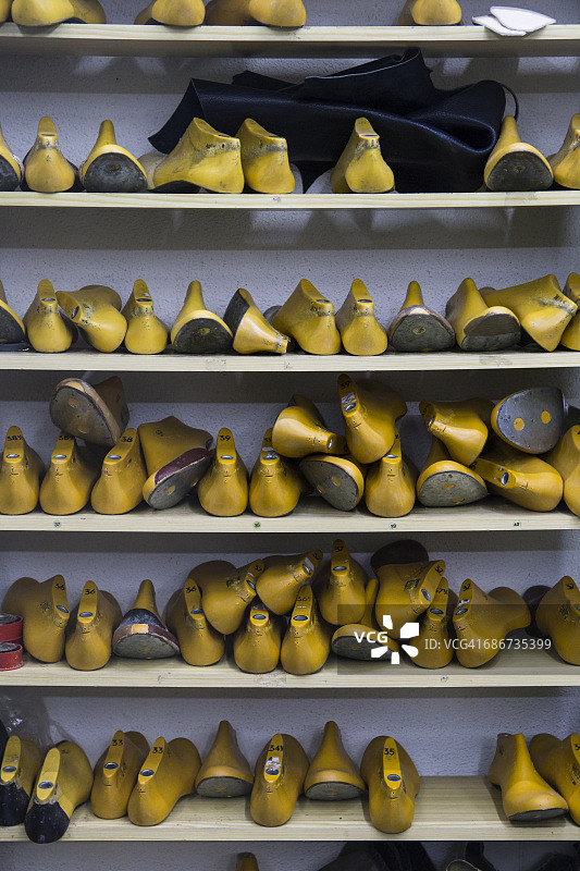 鞋匠作坊中架子上的鞋楦图片素材