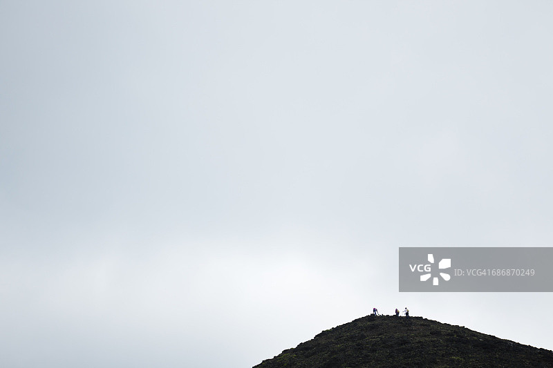 一群人登山徒步旅行图片素材