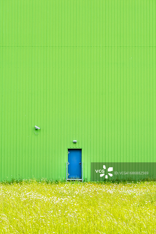 蓝色门和绿色建筑图片素材