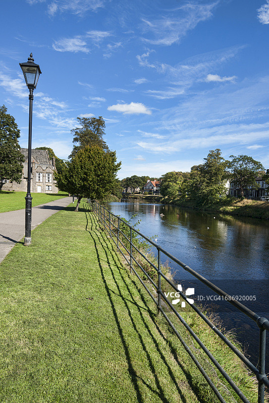 在坎布里亚郡肯德尔市肯特河边漫步图片素材