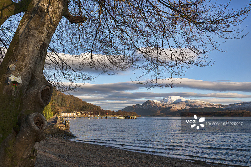 洛蒙德湖的清晨第一缕阳光图片素材
