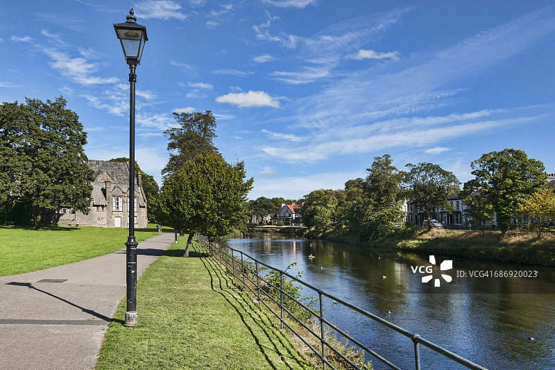 在坎布里亚郡肯德尔市肯特河边漫步图片素材