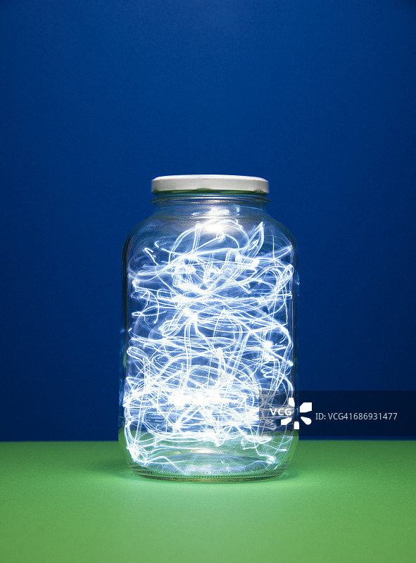 困在罐子里的光迹图片素材