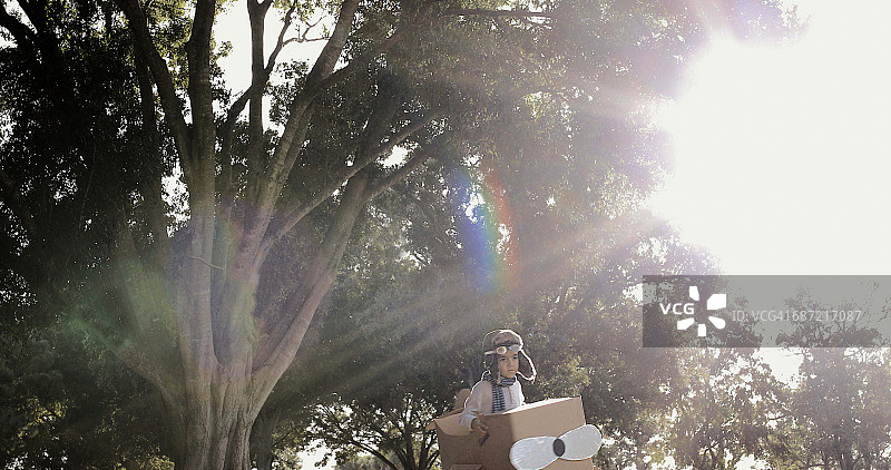 小男孩在公园里开飞机图片素材