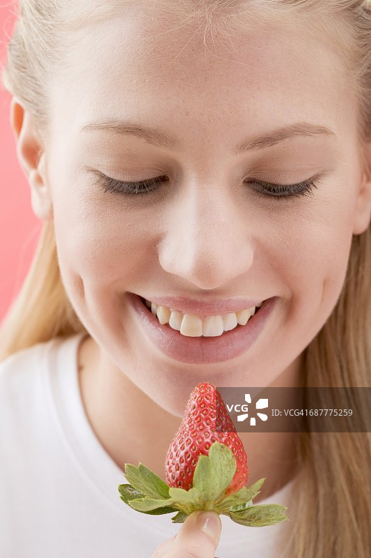 女人看着草莓图片素材