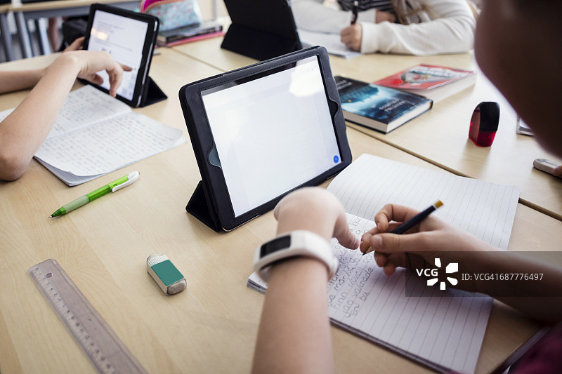 教室里学生使用平板电脑学习的高角度视图图片素材