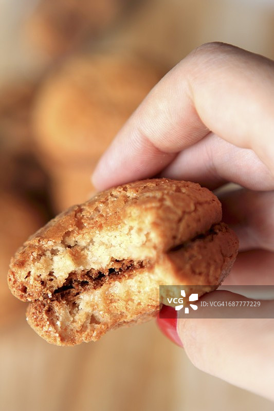 品尝杏仁马卡龙图片素材