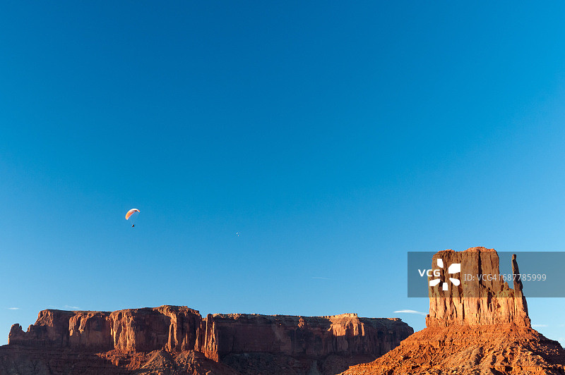 滑翔伞飞越亚利桑那州纪念碑谷图片素材
