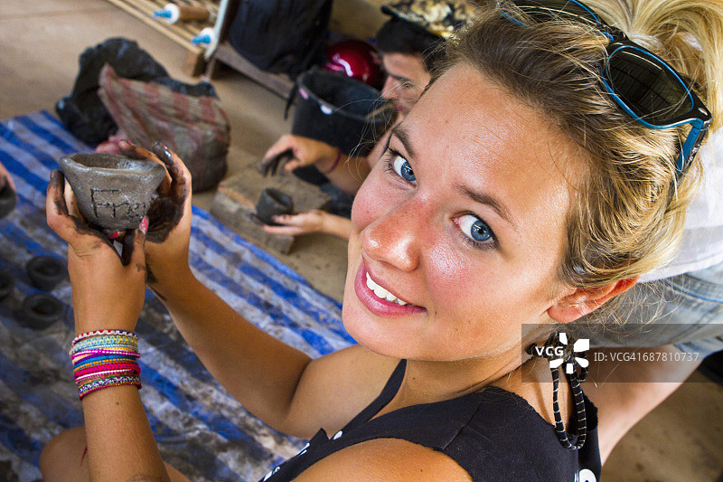 从零开始制作陶罐的女孩图片素材