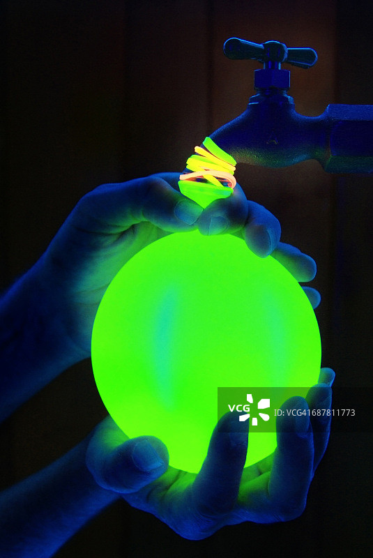 水龙头给发光气球注水图片素材