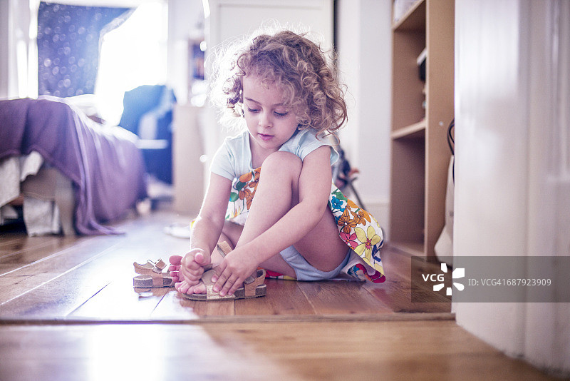3岁女孩扣鞋子图片素材