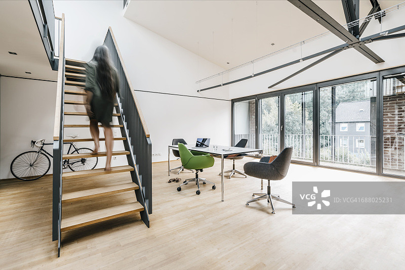 办公室楼梯上的职场女性图片素材