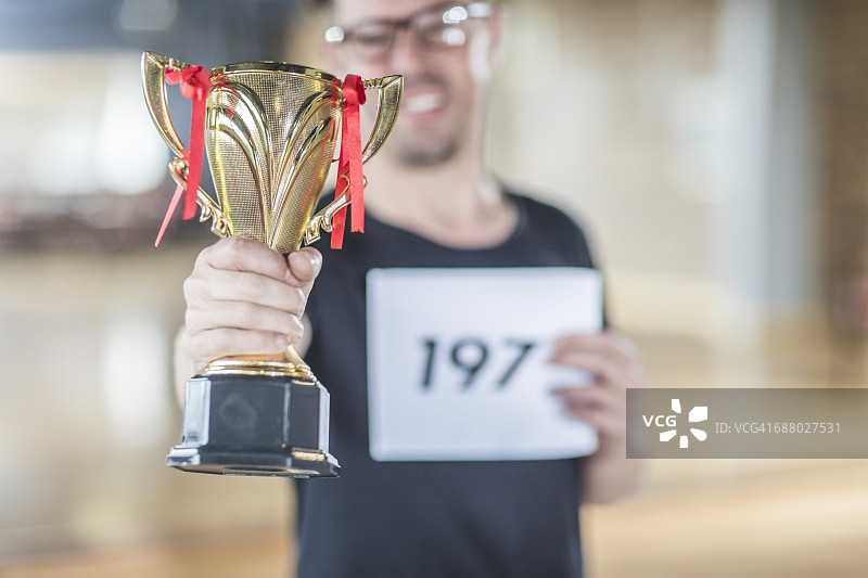 手捧奖杯的男舞者图片素材