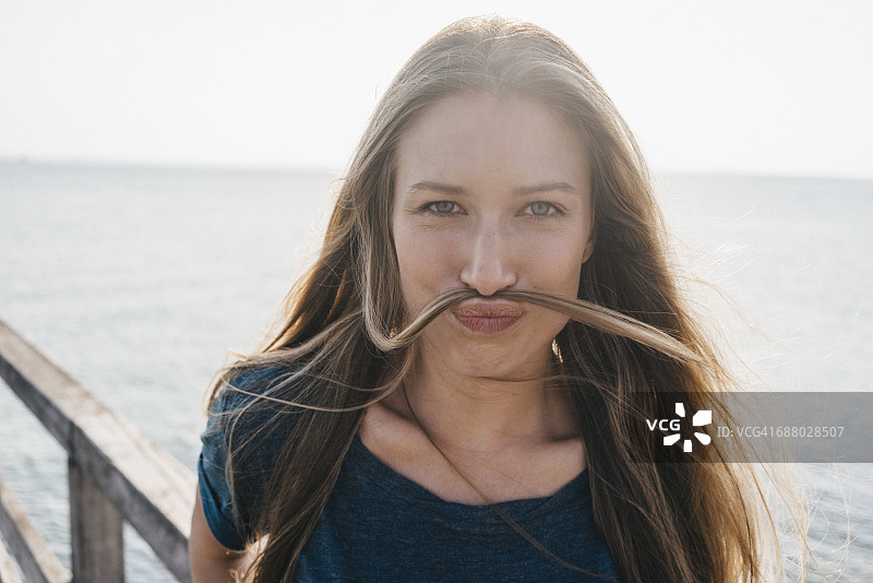 年轻女子做鬼脸的肖像图片素材