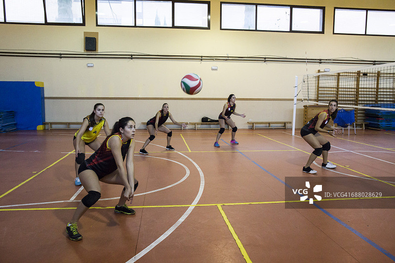 排球比赛中队员救球图片素材