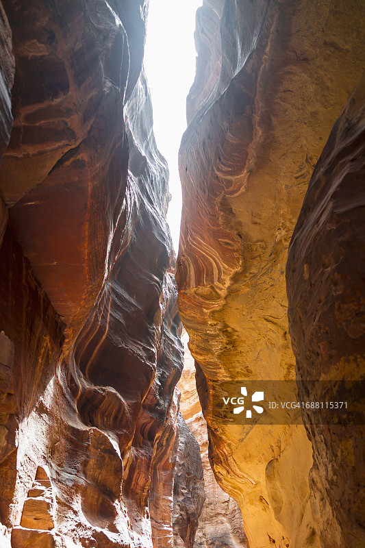 约旦佩特拉古城的锡克峡谷通道图片素材