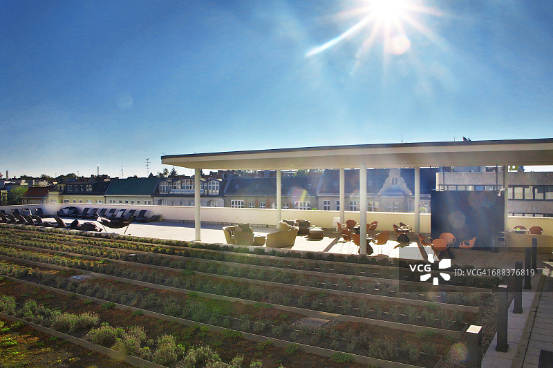 城市中的屋顶户外有顶休息区图片素材