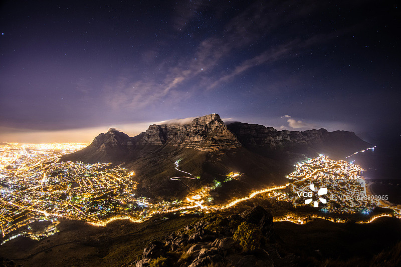 夜幕下的开普敦与坎普斯湾（狮子头峰顶视角）图片素材