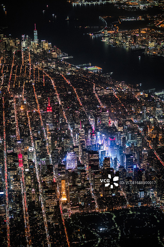夜间从直升机上俯瞰曼哈顿中城和下城图片素材